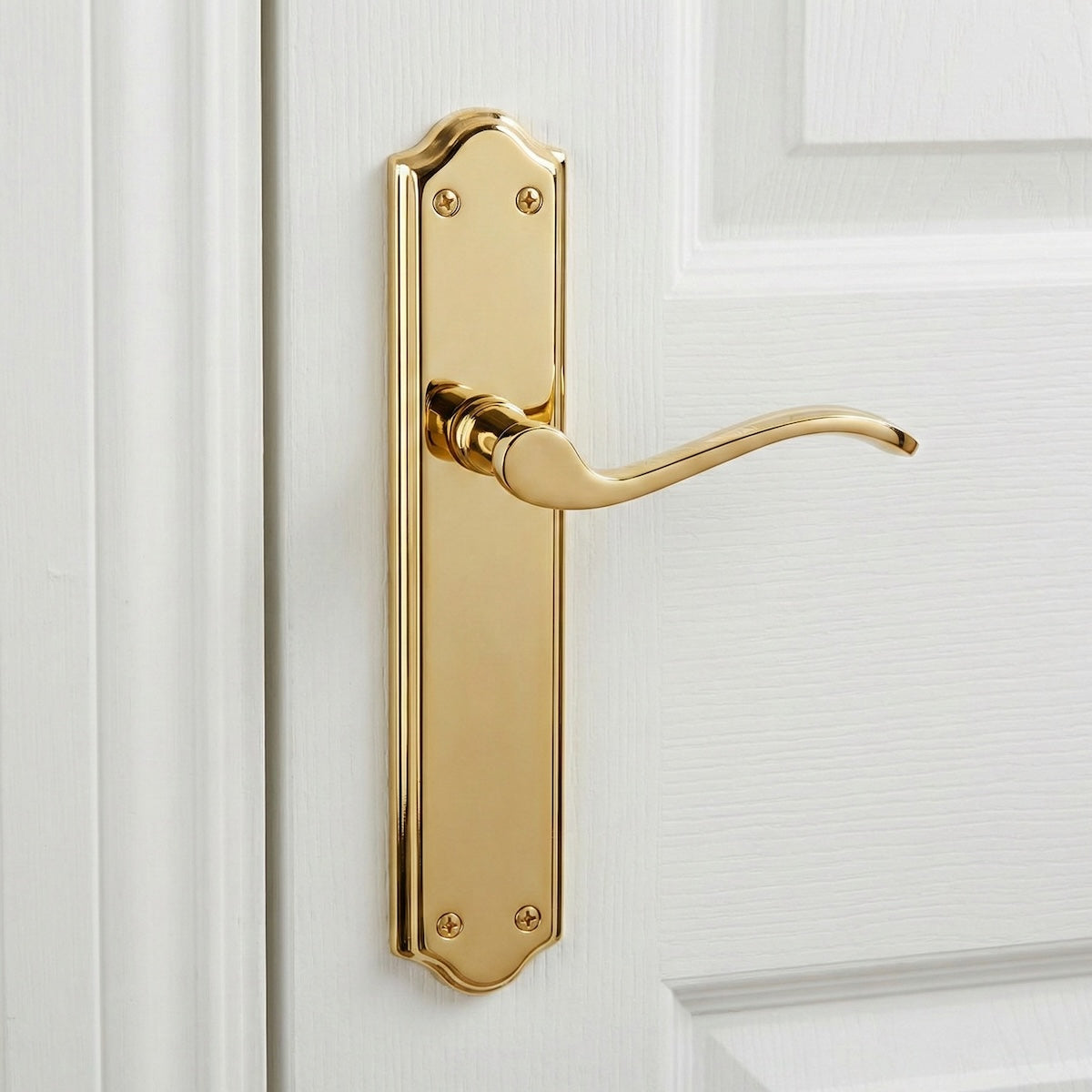 Manilla modelo '1101' con placa curva de aluminio en acabado dorado para puertas