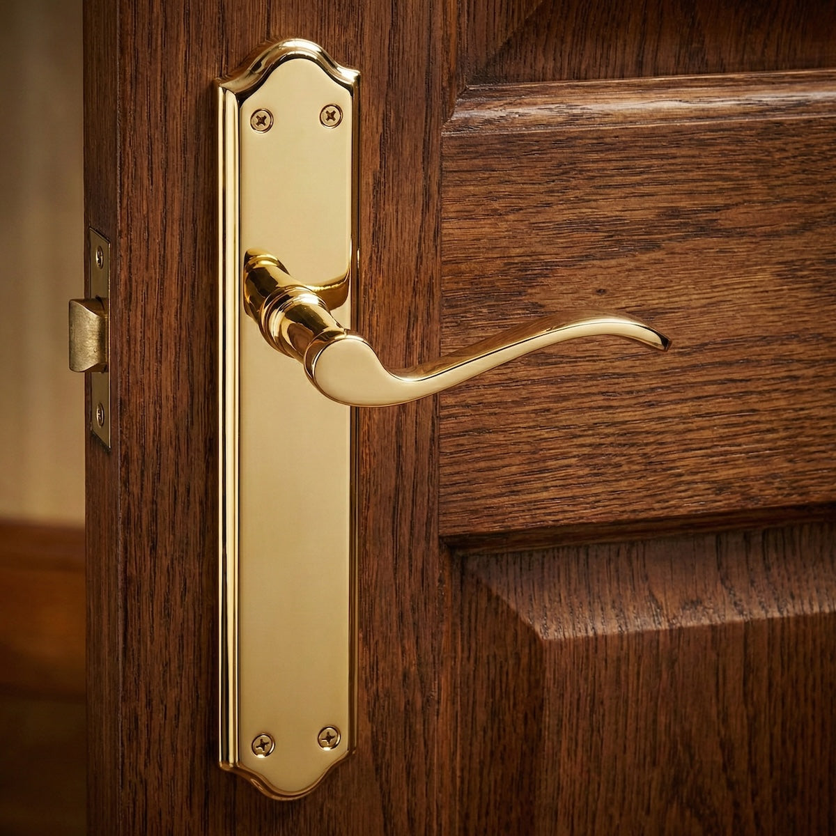Maniglia modello '1101' con placca curva in alluminio finitura dorata per porte