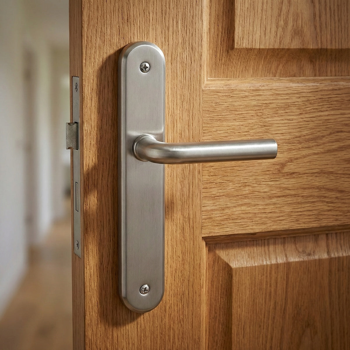 Maniglia con placca ovale finitura nichel satinato per porte modello '6431'