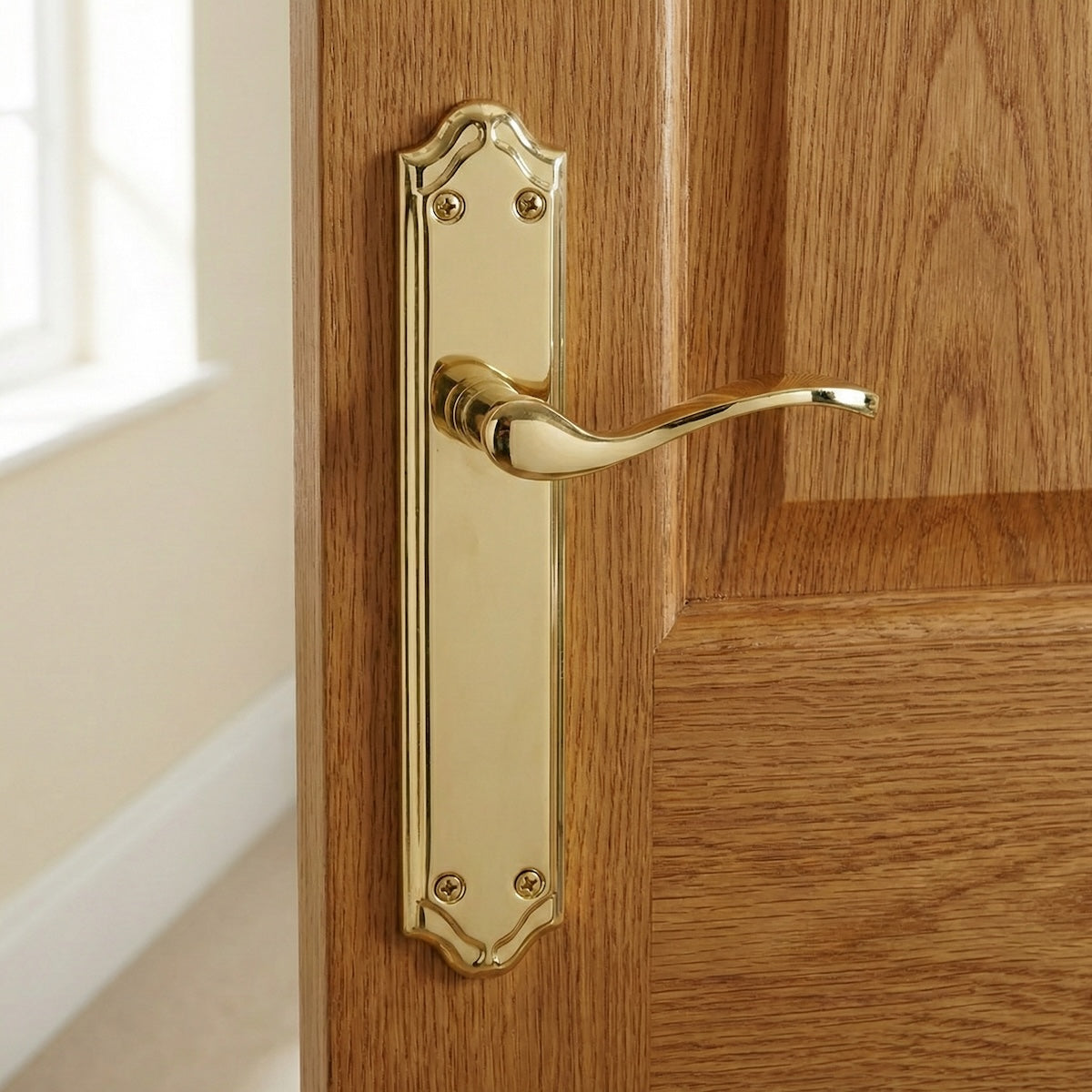 Manilla modelo LOREA PB con placa dorada brillante de aluminio para puertas