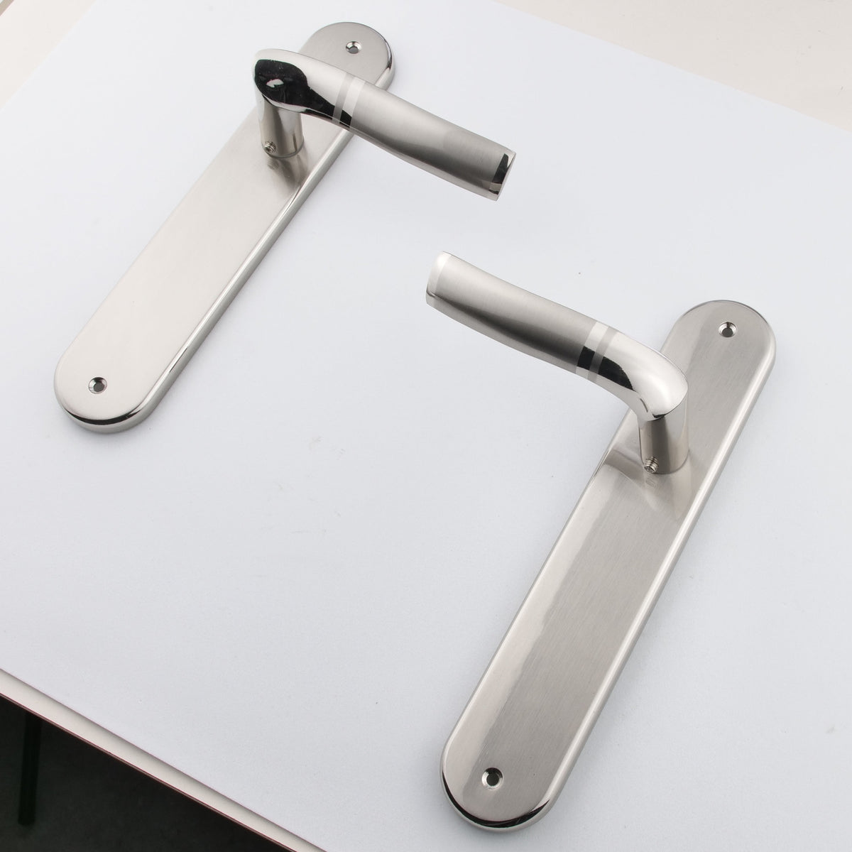 Manilla con placa ovalada y asa ondulada bicolor para puertas modelo '230'