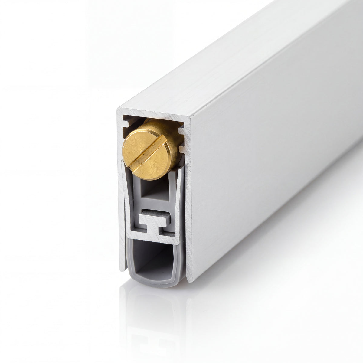 Burlete automático de embutir de aluminio plateado con junta de goma gris y botón de ajuste de latón.