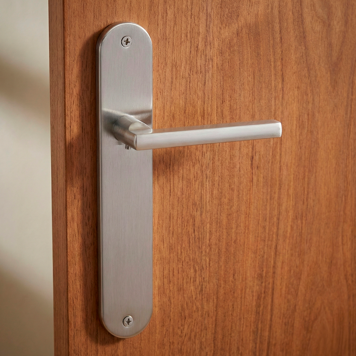 Clásica manilla modelo '530' de aluminio con placa oval en acabado níquel satinado para puertas