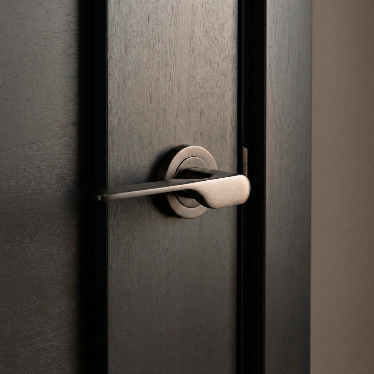 Maniglia in zama modello 640 con rosetta tonda in finitura grafite per porte