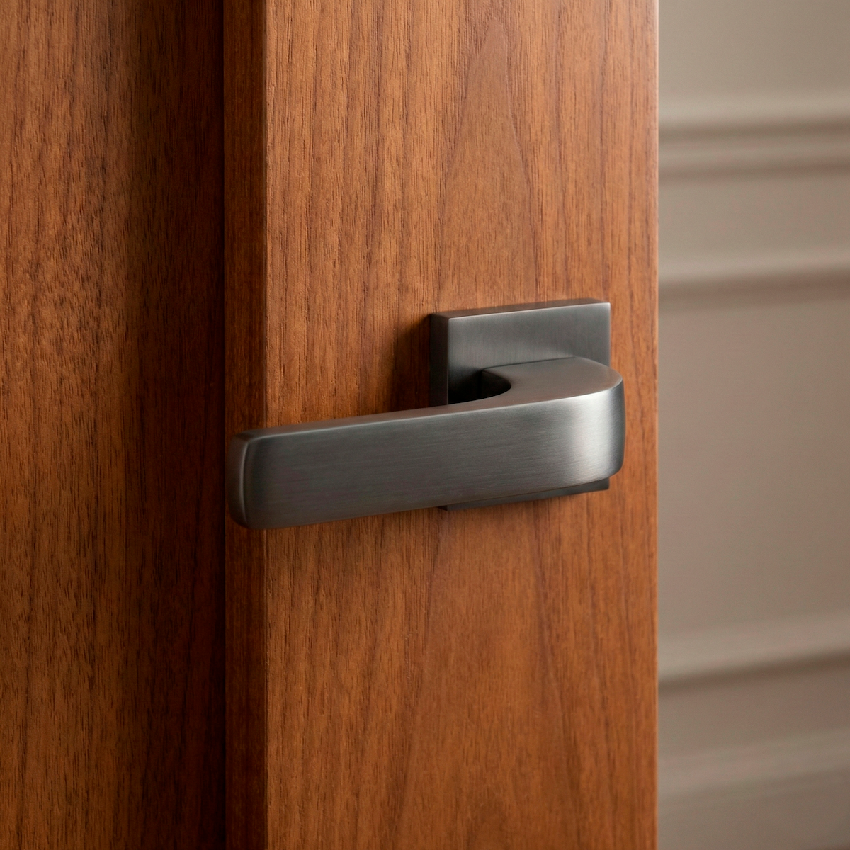 Maniglia in zama modello 710 con rosetta quadrata in finitura grafite per porte