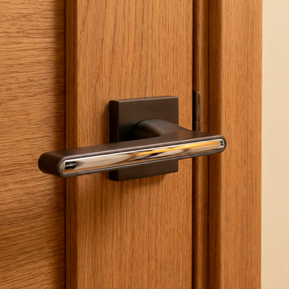 Elegante maniglia in zama modello 810 con rosetta quadrata in finitura grafite per porte