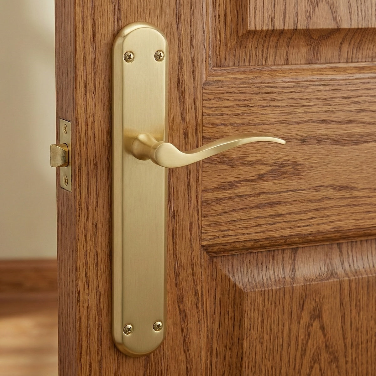 Moderna manilla modelo '890' con placa ovalada de aluminio acabado dorado satinado para puertas