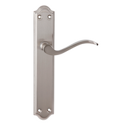 Manilla modelo '1101' de zamak con placa curva acabado níquel satinado para puertas