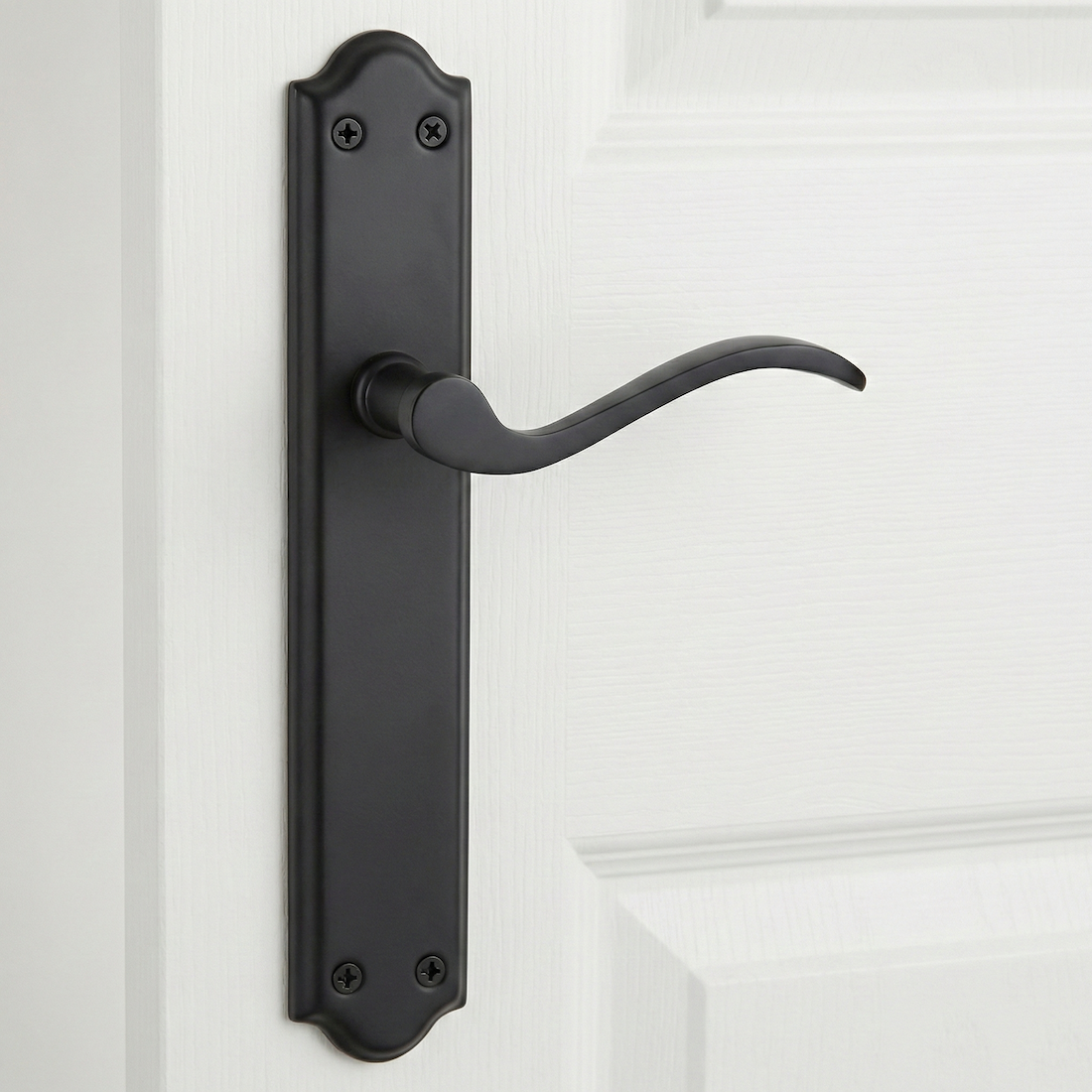Manilla modelo '1101' de aluminio con placa en acabado forja negro para puertas