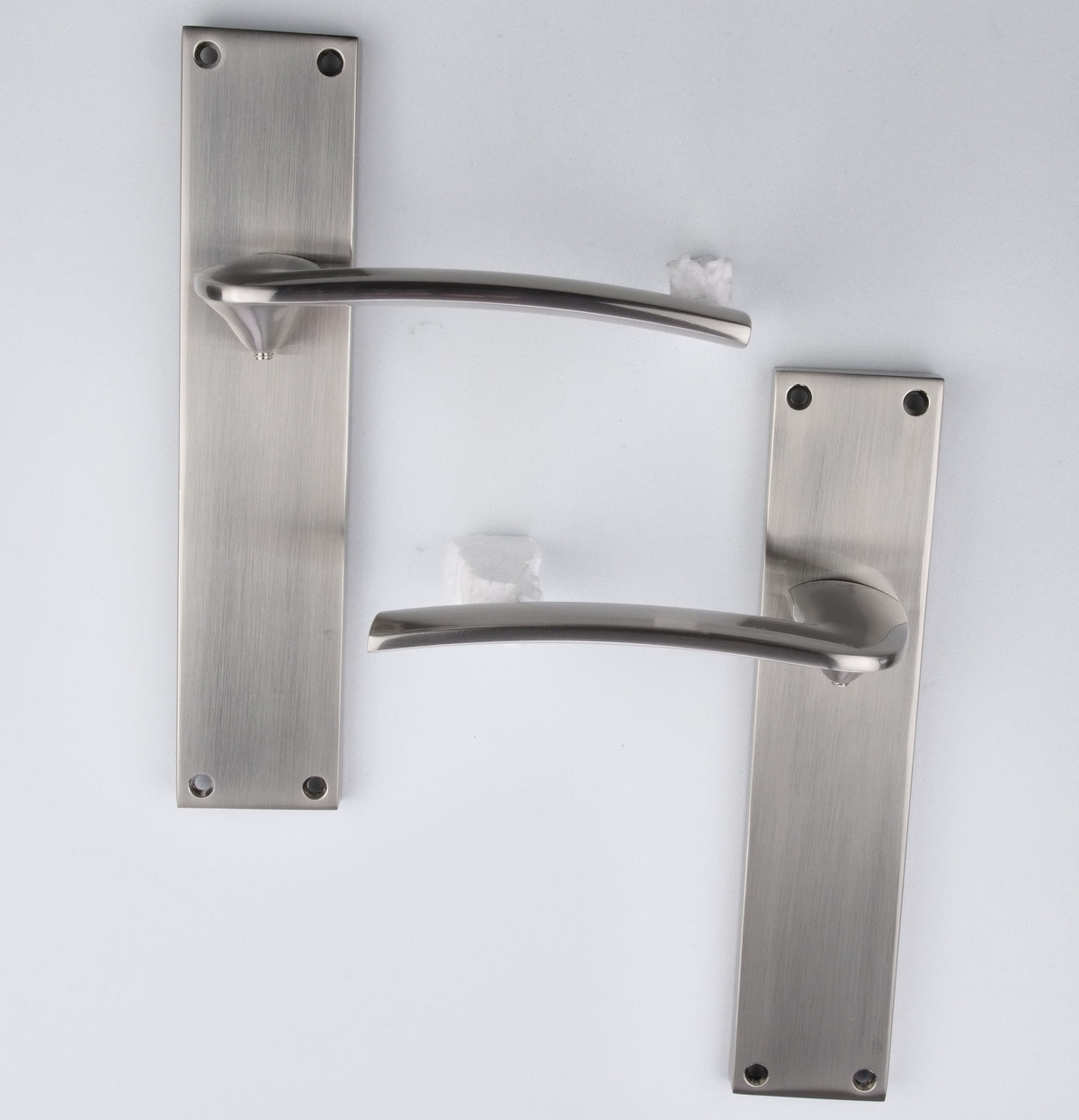 Poignée modèle « 340 » avec plaque rectangulaire pour portes, en zamak finition nickel satiné