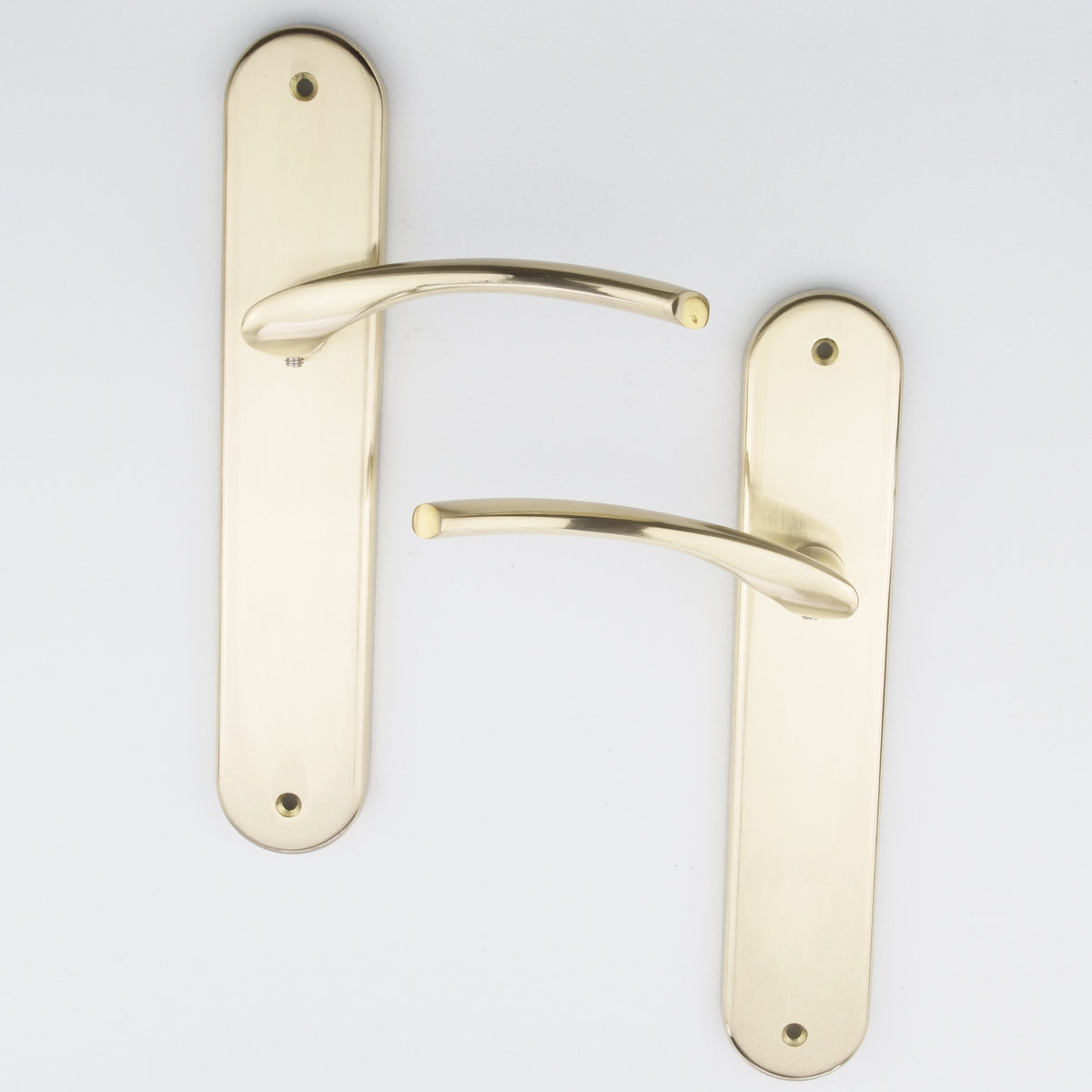 Manilla de zamak modelo '556' con placa ovalada en acabado dorado satinado para puertas