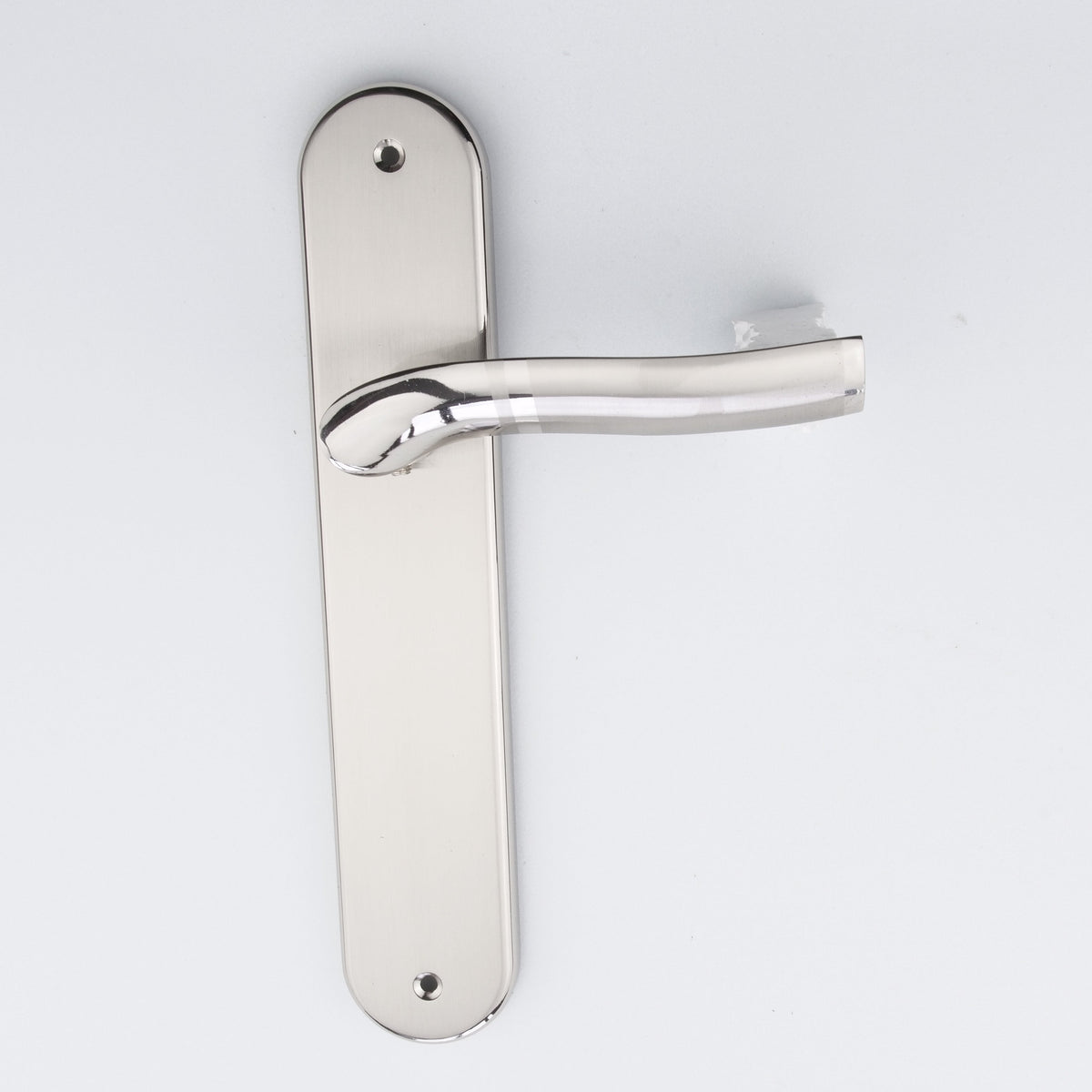 Manilla con placa ovalada y asa ondulada bicolor para puertas modelo '230'