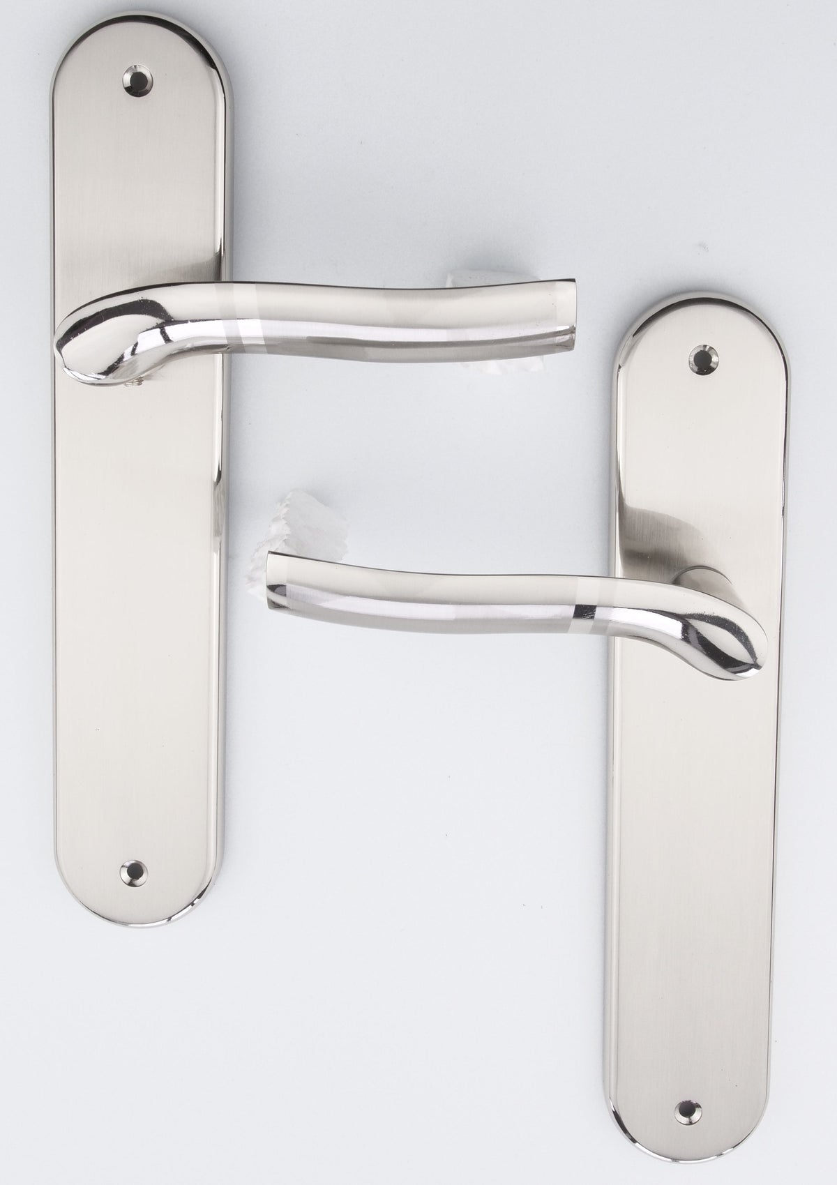 Manilla con placa ovalada y asa ondulada bicolor para puertas modelo '230'
