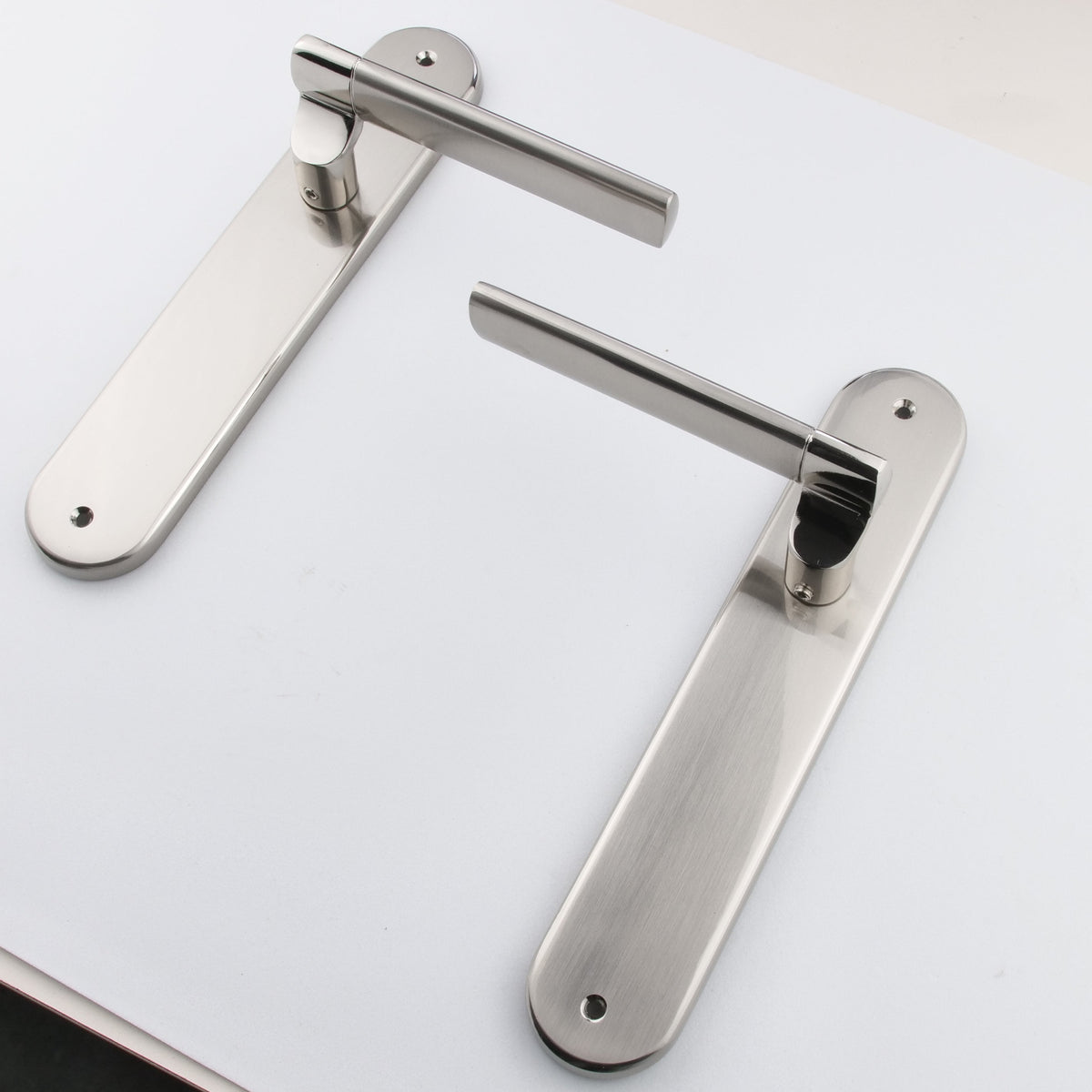 Manilla modelo '240' de zamak con placa ovalada acabado níquel combinado para puertas