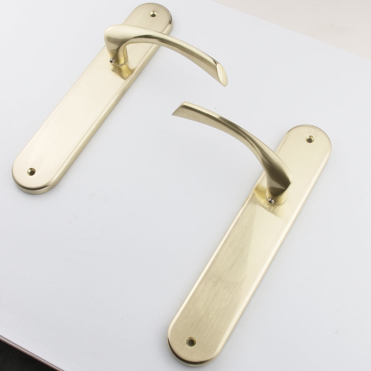 Maniglia in zama modello '556' con placca ovale in finitura oro satinato per porte