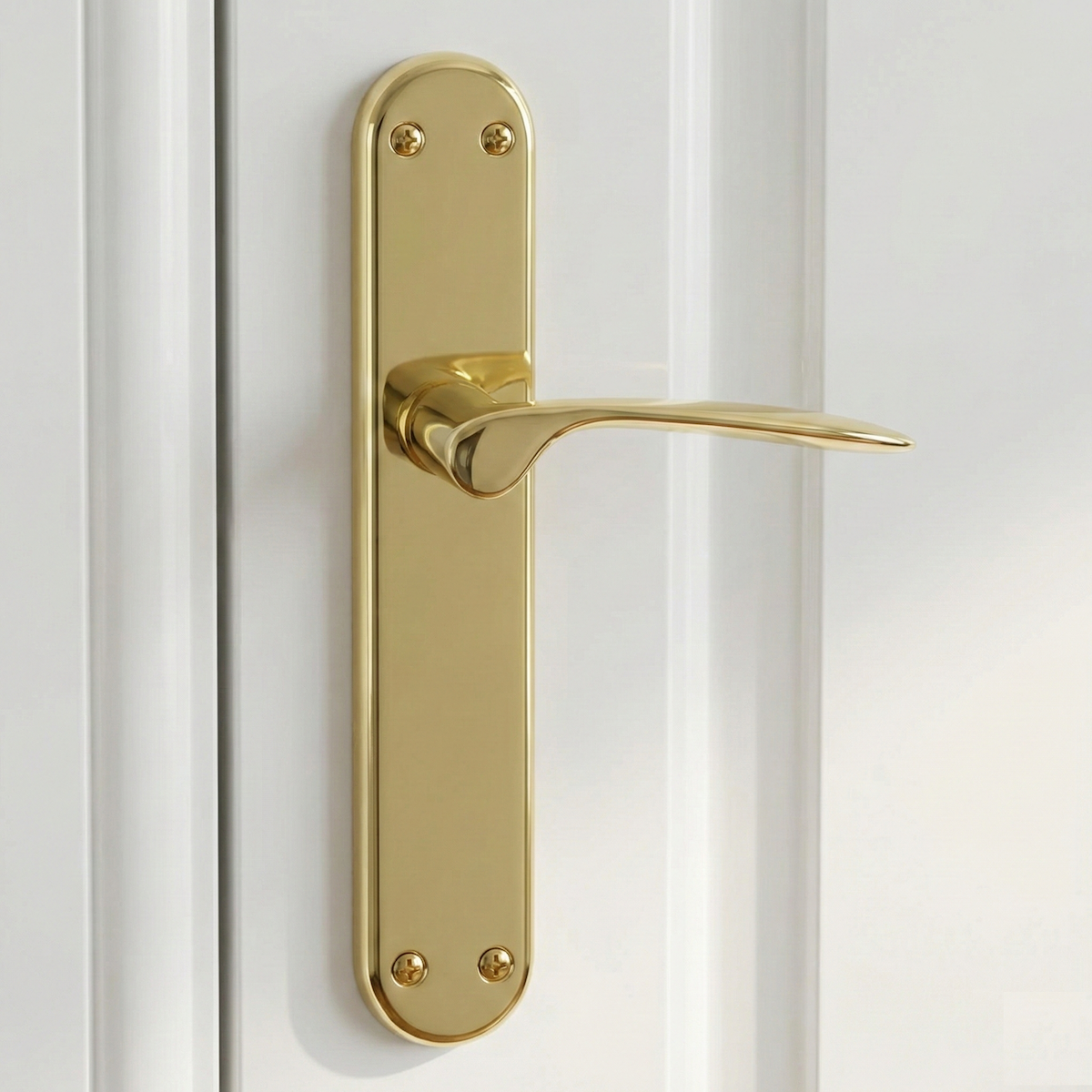 Manilla con placa ovalada de latón acabado dorado modelo Pep para puertas
