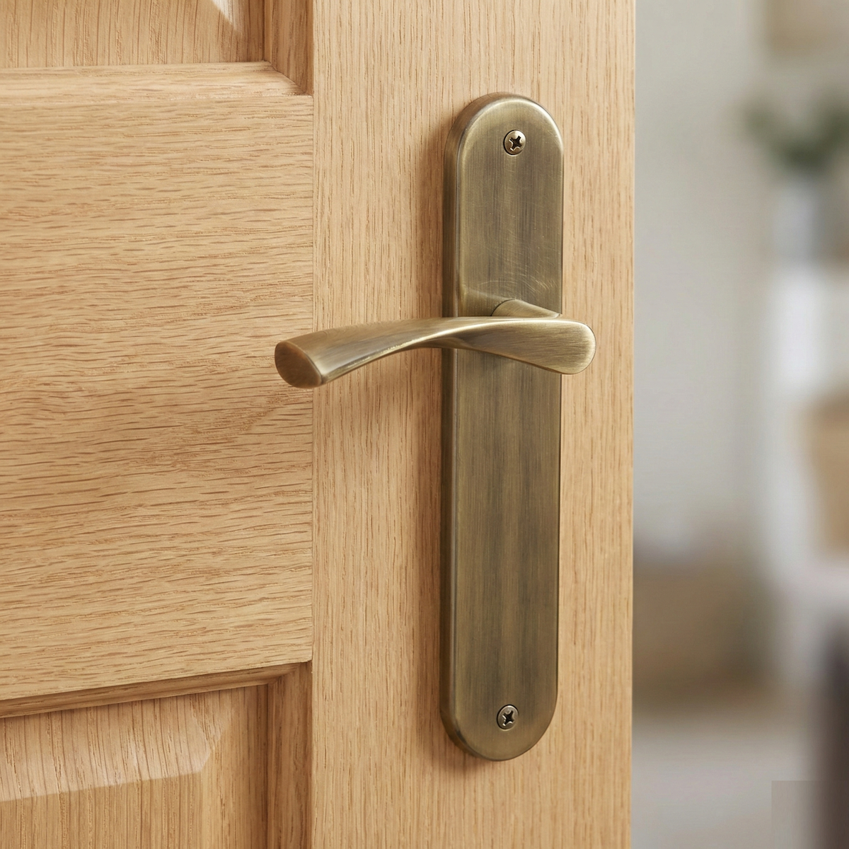 Manilla modelo '130' de zamak con placa ovalada acabado en cuero para puertas
