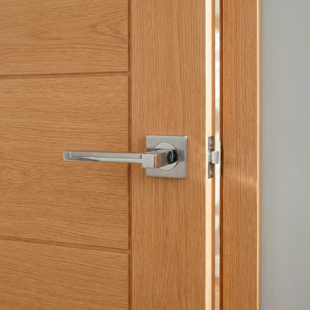 Maniglia in zama modello 610 con rosetta quadrata in finitura nichel combinato per porte